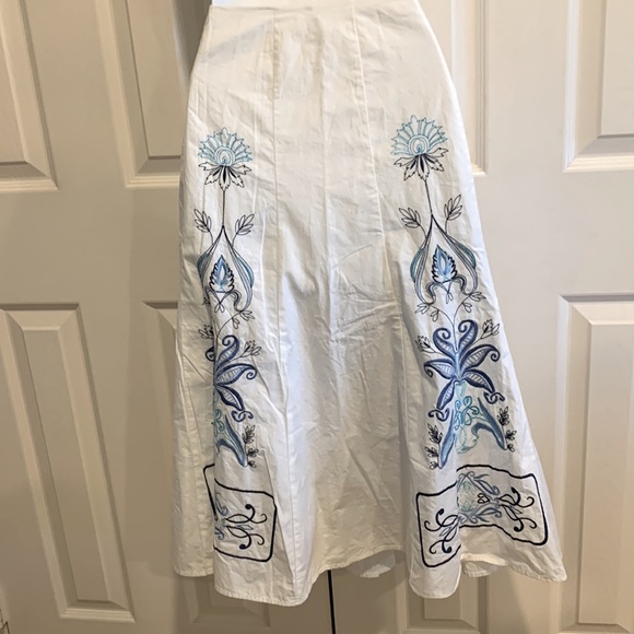 White Skirt with Blue Embroidery Design ❤️New Listing❤️ - Picture 7 of 7